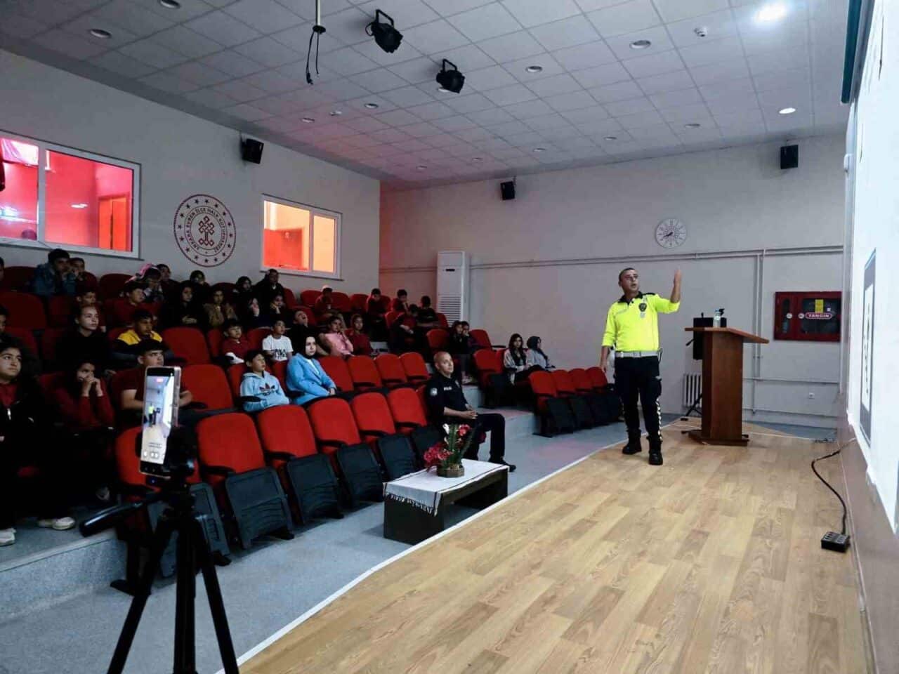 Ankara'nın Evren ilçesinde, Karayolu Trafik Haftası kapsamında, Evren İlçe Emniyet