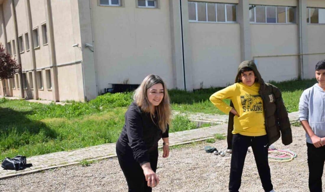 Anneler Günü İçin Düzenlenen Bocce Müsabakaları Afyonkarahisar’da Renkli Anlara Sahne Oldu Afyonkarahisar'daki Kocatepe Spor Kompleksi'nde Anneler Günü'ne özel düzenlenen Anne-Çocuk Bocce