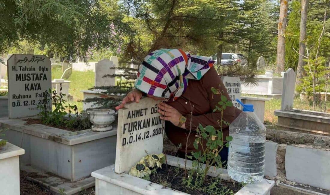 Eskişehir'de Anneler Günü'nde birçok vatandaş, kaybettikleri anneleri ve bebeklerinin mezarlarını