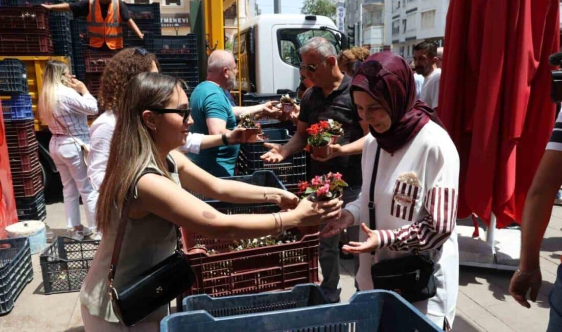 Antalya Büyükşehir Belediyesi’nden Anneler Günü’ne özel 25 bin çiçek dağıtımı Antalya Büyükşehir Belediyesi, Anneler Günü kapsamında 25 bin çiçek fidanını