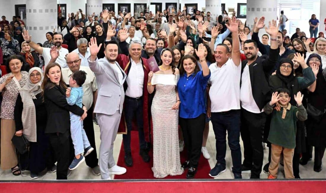 Antalya'nın Muratpaşa ilçesinde 15 çift, 05.05.2025 tarihinde nikah masasına oturdu.