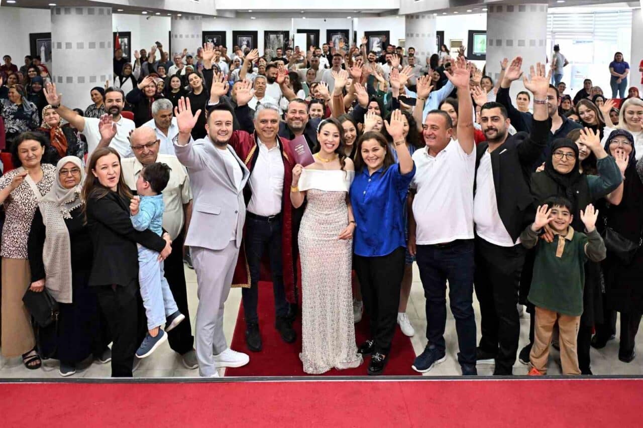 Antalya'nın Muratpaşa ilçesinde 15 çift, 05.05.2025 tarihinde nikah masasına oturdu.