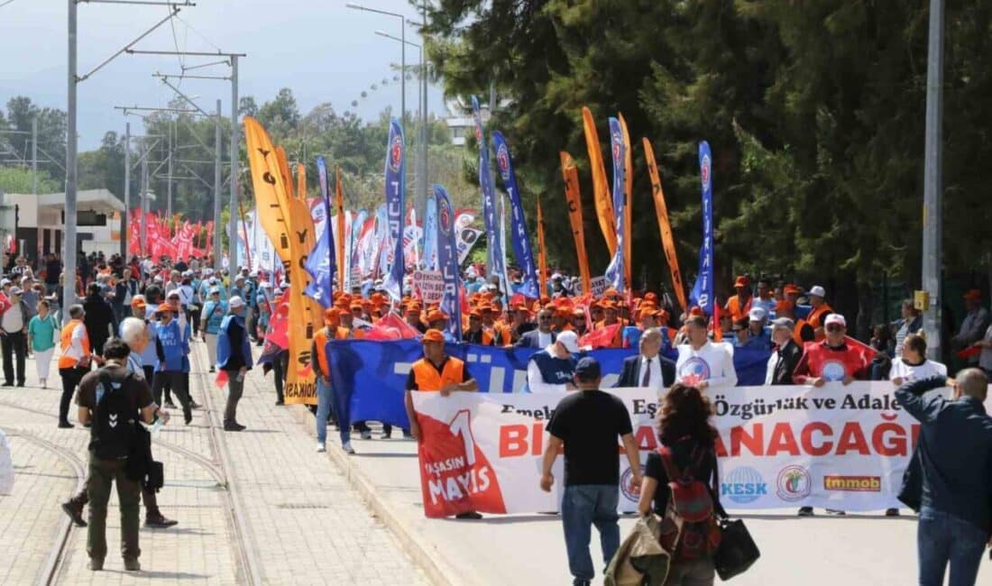 Antalya’da 1 Mayıs Emek ve Dayanışma Günü Coşku ile Kutlandı 1 Mayıs Emek ve Dayanışma Günü, Antalya'da TÜRK İŞ, DİSK,