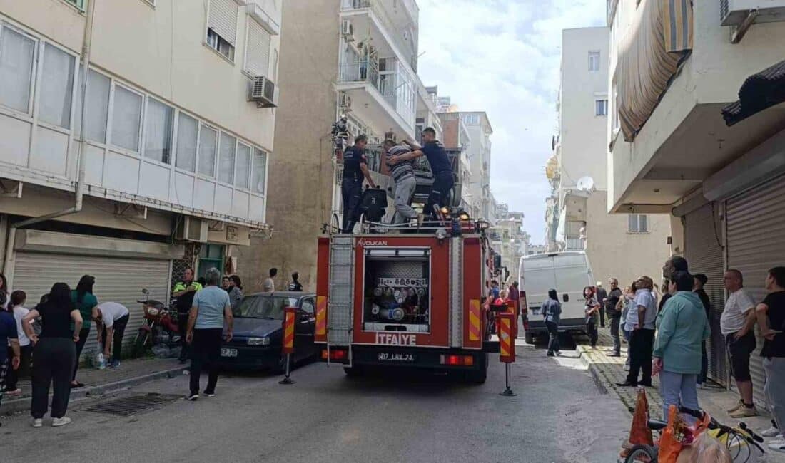 Antalya'nın Manavgat ilçesinde 4 katlı bir apartmanda çıkan yangın, itfaiye