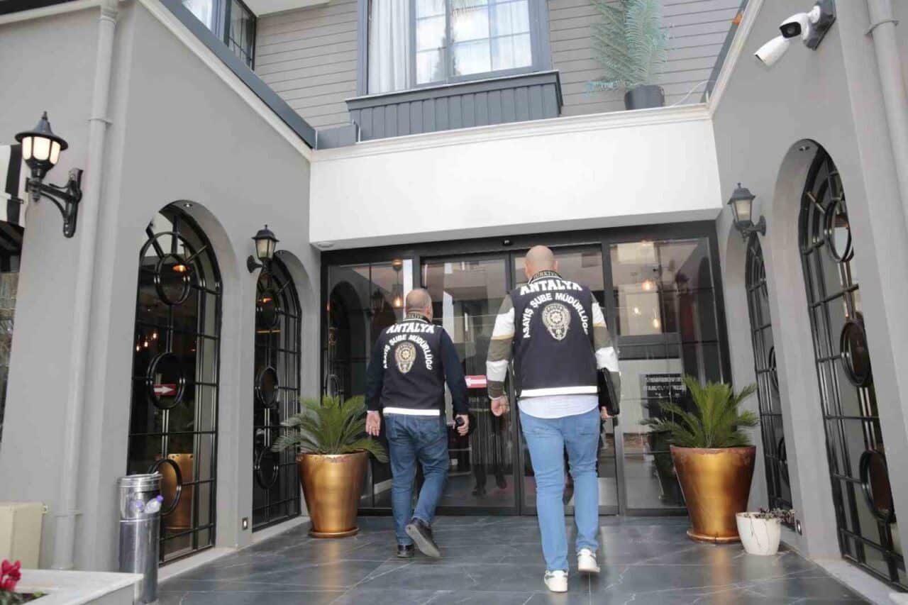 Antalya'da İl Emniyet Müdürlüğü, kamu güvenliğini sağlamak amacıyla 405 günübirlik