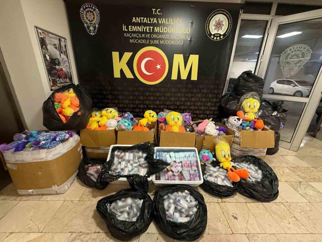Antalya'da Kaçakçılık ve Organize Suçlarla Mücadele ekiplerinin gerçekleştirdiği operasyonlarda 512