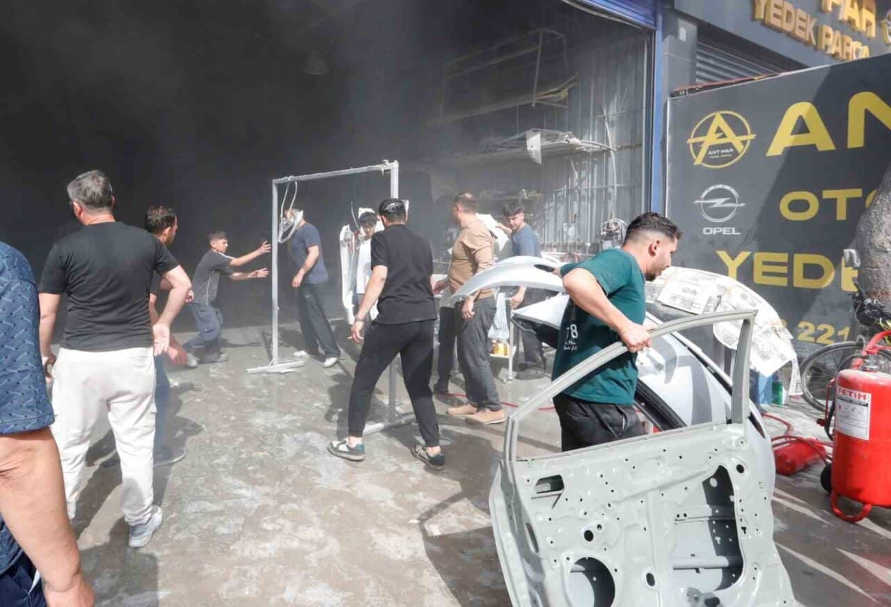 Antalya'nın Kepez ilçesindeki sanayi sitesindeki boya atölyesinde meydana gelen yangında