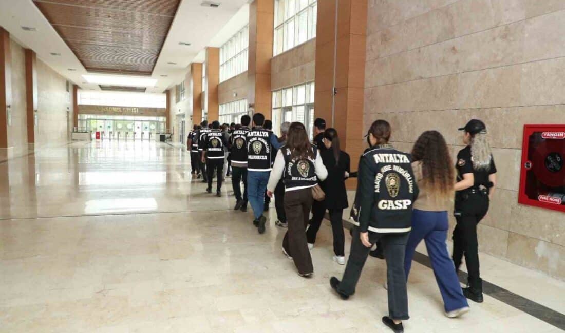 Antalya'daki masaj salonlarına yönelik operasyonda 8 kişi gözaltına alındı. Elde