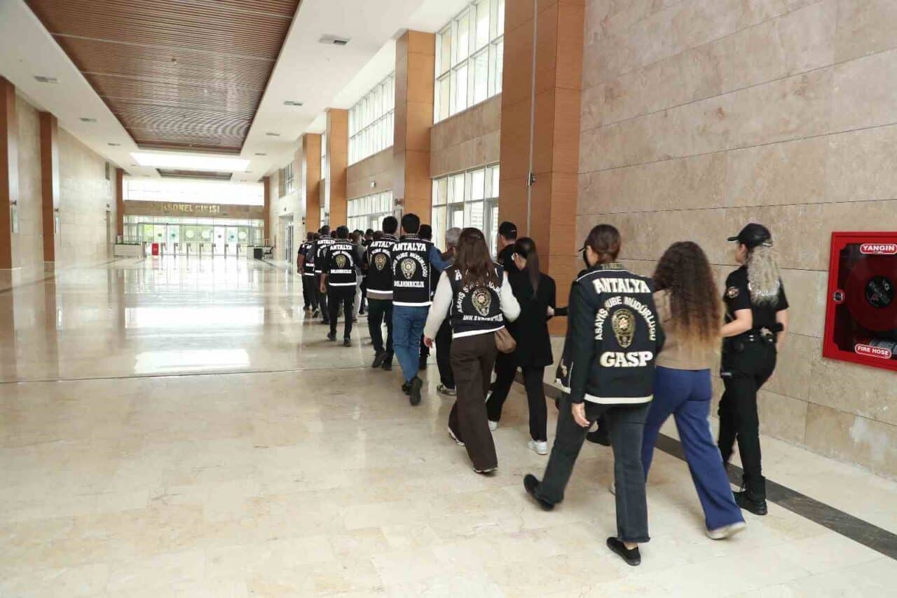 Antalya'daki masaj salonlarına yönelik operasyonda 8 kişi gözaltına alındı. Elde