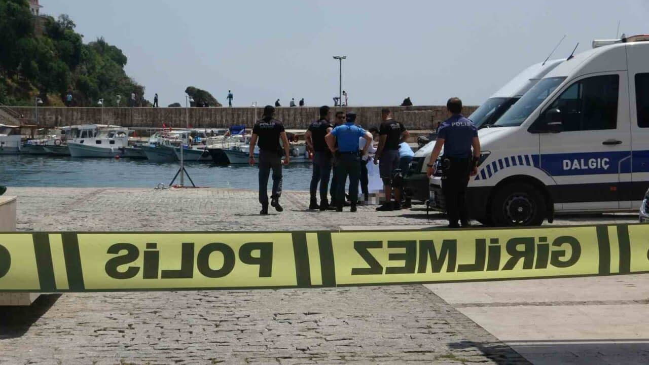 Antalya'nın Lara Sahili'nde denizde hareketsiz bir erkek cesedi bulundu. Olayın