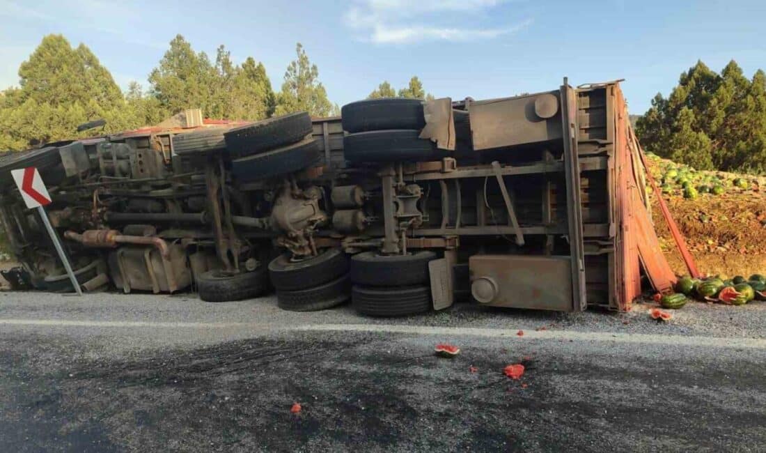 Antalya'da karpuz taşıyan bir kamyon, navigasyon hatası sonucu devrildi. Sürücü