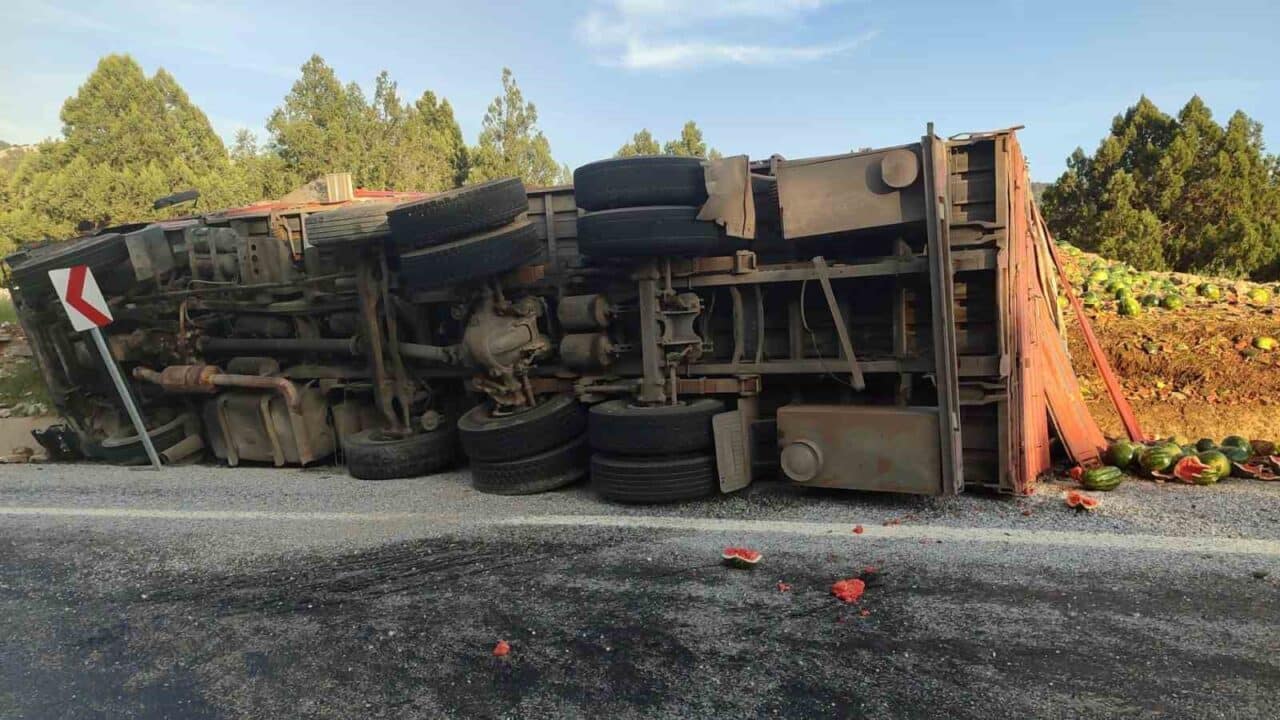 Antalya'da karpuz taşıyan bir kamyon, navigasyon hatası sonucu devrildi. Sürücü