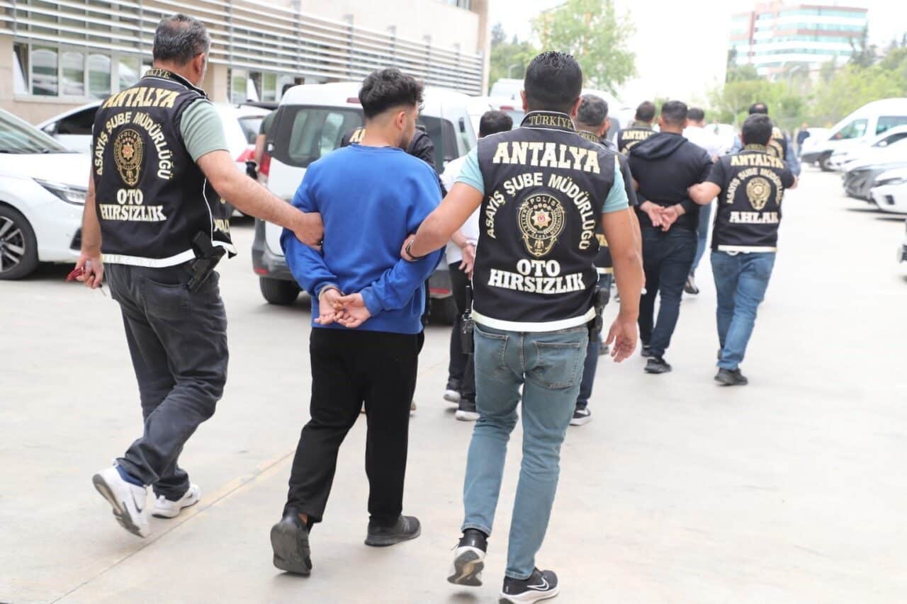 Antalya'da son bir haftada düzenlenen asayiş uygulamalarında 1,835 kişi yakalandı,