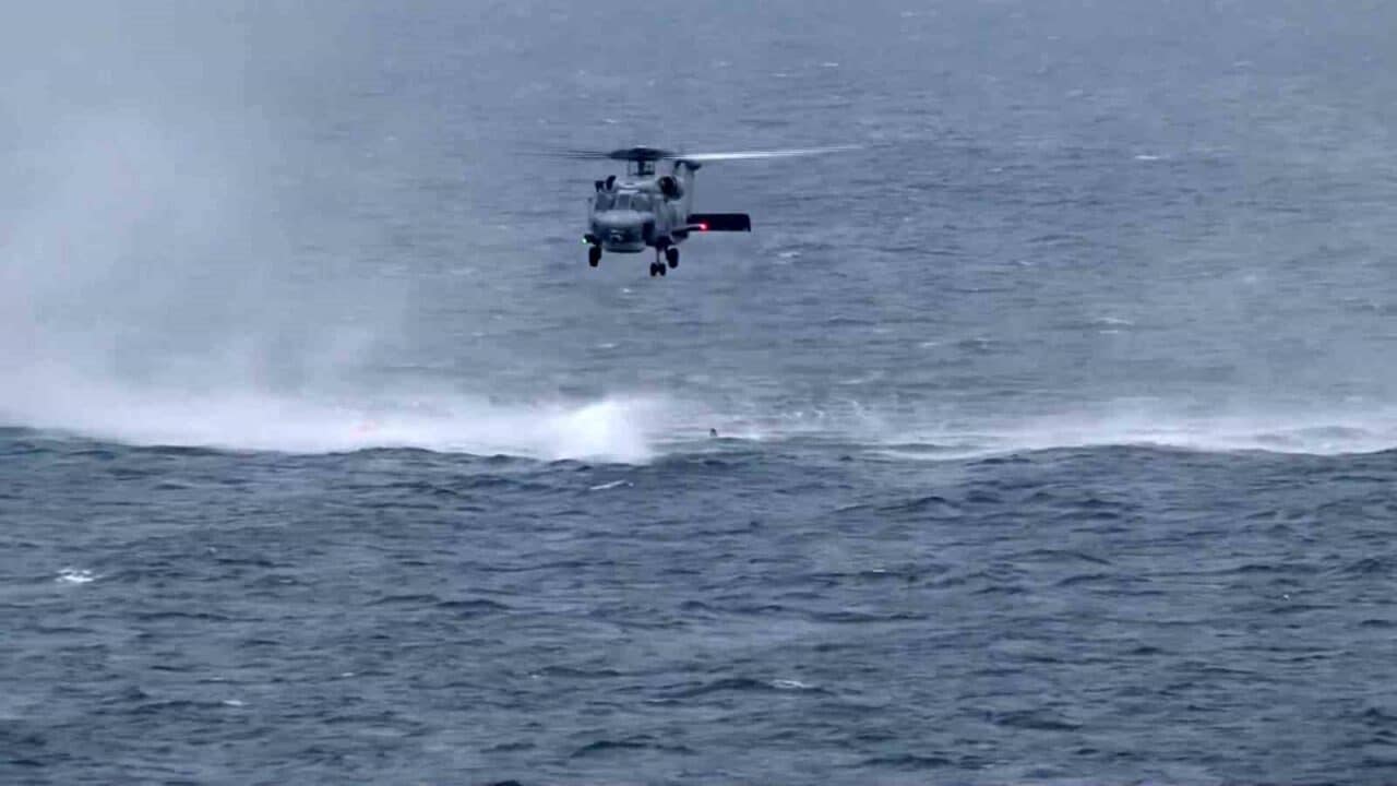 Deniz Kuvvetleri'ne ait bir SH-70 helikopteri, DENİZKURDU-II/2025 Tatbikatı sırasında Antalya