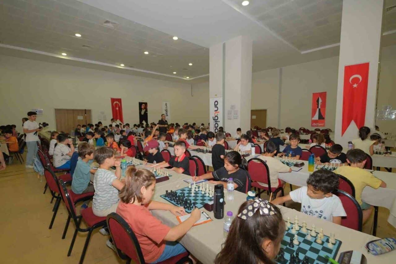 ANTGİAD ve Türkiye Satranç Federasyonu, Antalya'da düzenlediği Satranç Turnuvası ile