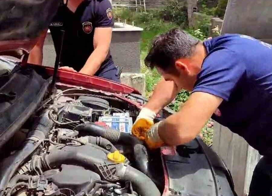 Hatay’da araç motorundan kurtarılan yavru kedi, itfaiye ekiplerinin yüzünü güldürdü Hatay'ın İskenderun ilçesinde park halindeki bir aracın motor kısmına sıkışan
