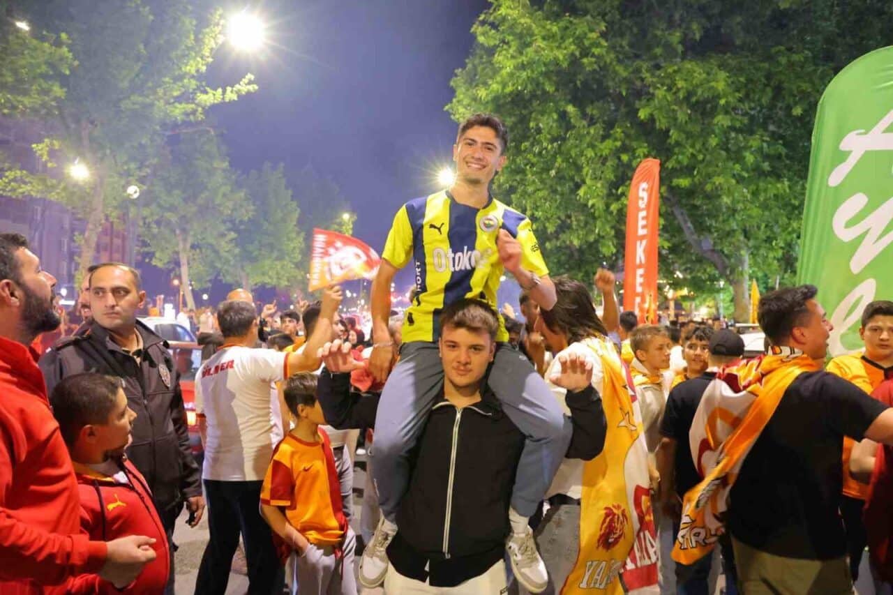 Galatasaray'ın Süper Lig zaferinin ardından Kahramanmaraş'ta kutlamalar yapıldı. Ancak, iki