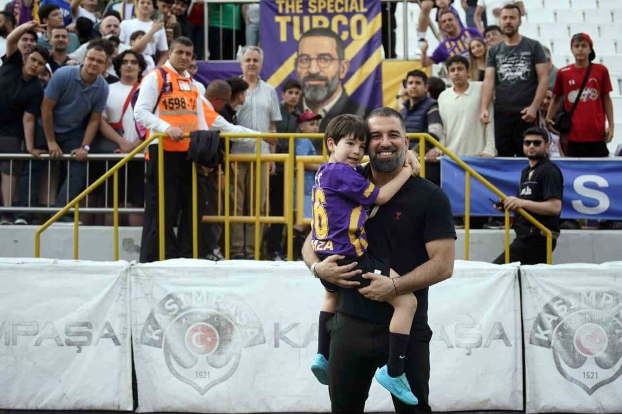 Teknik Direktör Arda Turan, Eyüpspor'a veda ederek bir video mesaj