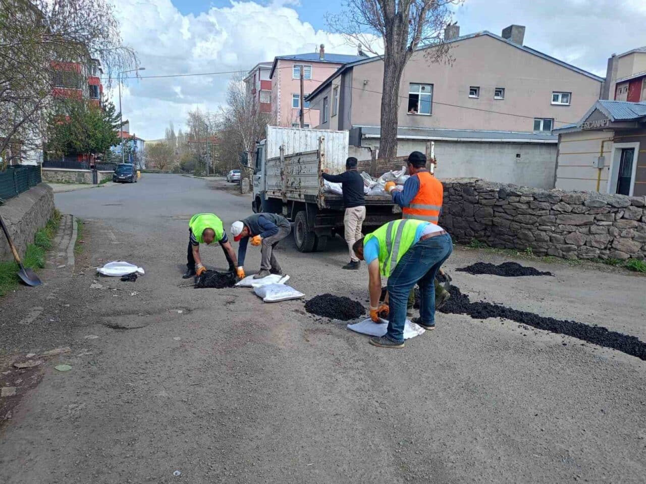 Ardahan Belediyesi, kent merkezindeki yol ve altyapıyı iyileştirmek için asfalt