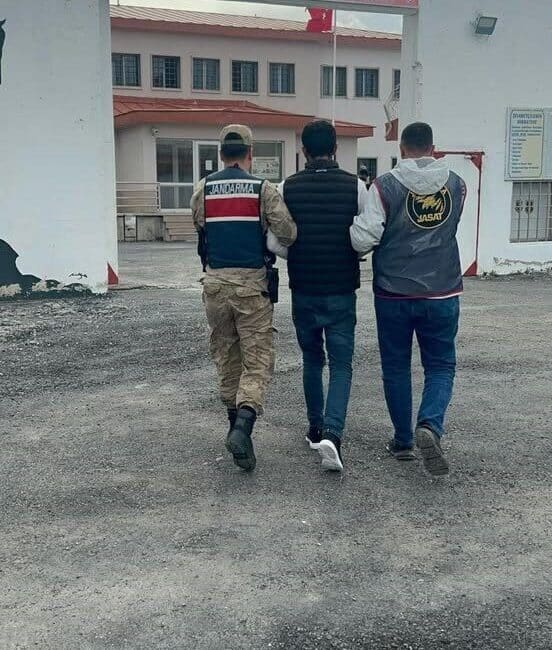 Ardahan’da Jandarma Operasyonunda Hırsızlık Şüphelilerinden Birisi Tutuklandı Ardahan'da yapılan jandarma operasyonunda bir hırsızlık şüphelisi tutuklandı. Balıkçılar köyünde