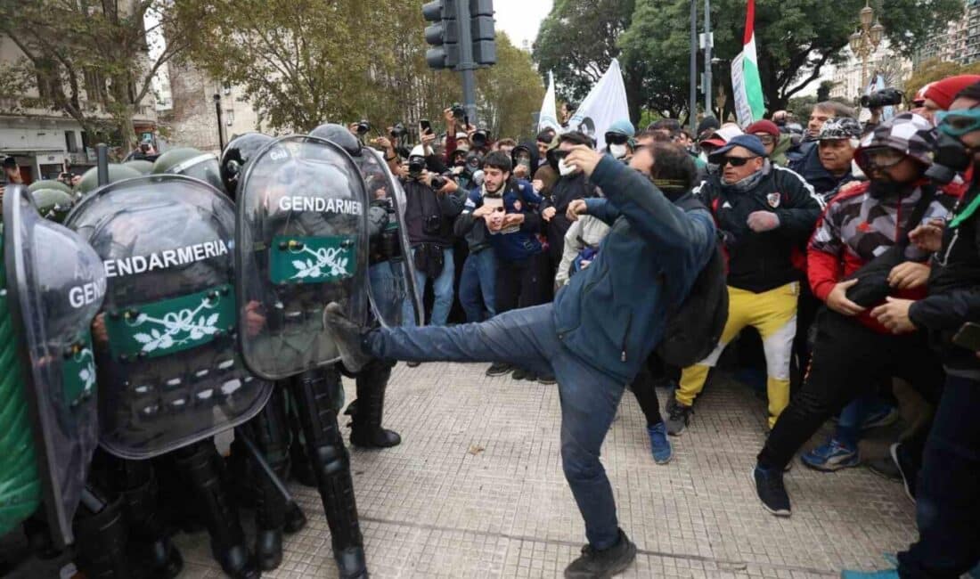 Buenos Aires'te emekliler, daha yüksek maaş talebiyle düzenledikleri protestoda, hükümetin
