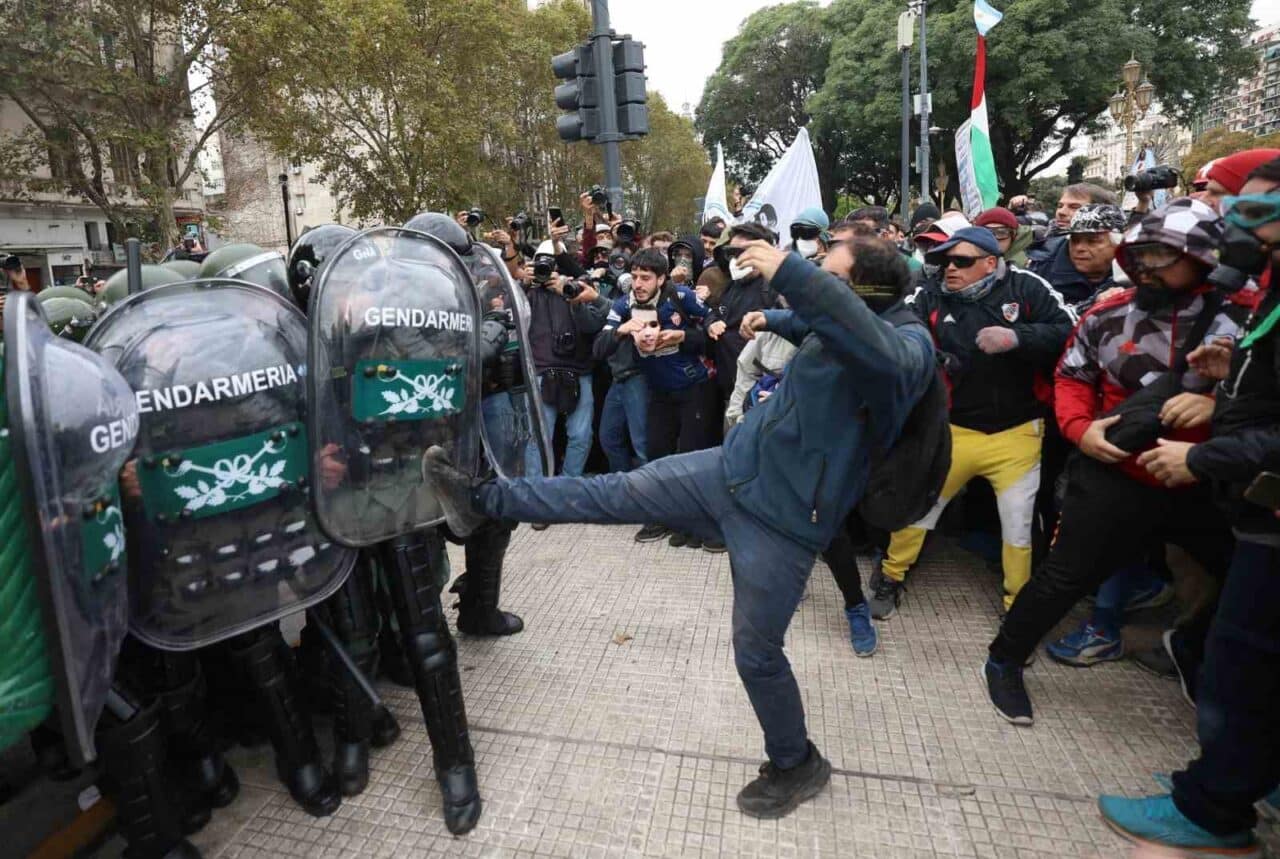 Buenos Aires'te emekliler, daha yüksek maaş talebiyle düzenledikleri protestoda, hükümetin