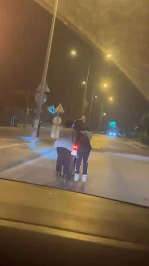 İstanbul Arnavutköy'de, motosiklete tutunan iki patenciden biri dengesini kaybederek caddeye