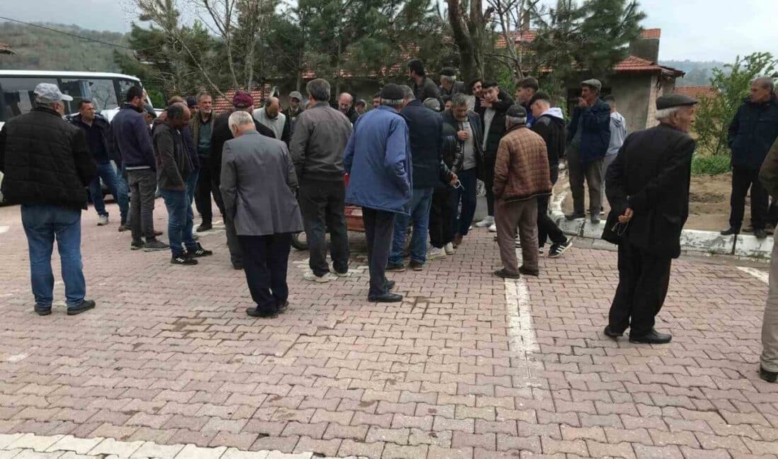 Simav’daki 4,5 ve 4,6 büyüklüğündeki depremlerin ardından Yemişli köyü sakinleri evlerine giremiyor, çadır talep ediyor. 25 Nisan'da Kütahya'nın Simav ilçesinde meydana gelen 4,5 ve 4,6