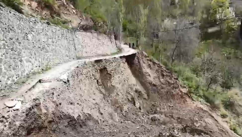 Artvin'in Yusufeli ilçesinde Yüncüler köyünde yol yapımı sırasında meydana gelen