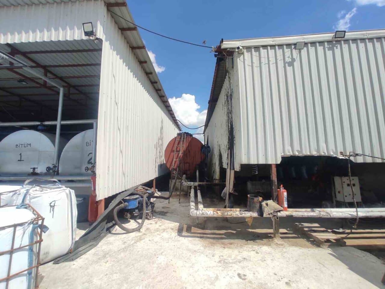 Adana'da bir asfalt üretim tesisinde yapılan operasyonda, 25 bin litre