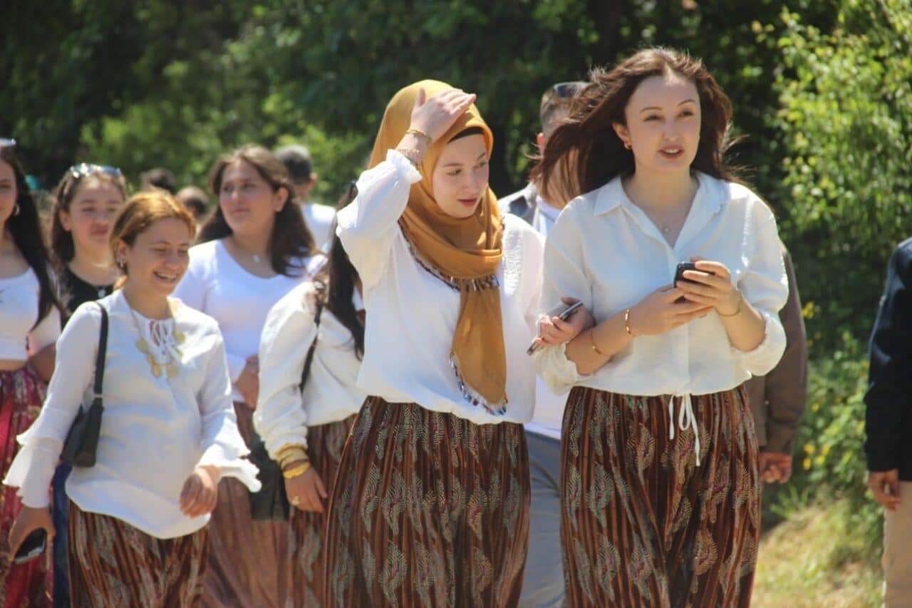 Çanakkale'nin Bayramiç ilçesine bağlı Muratlar köyünde düzenlenen geleneksel köy hayrına