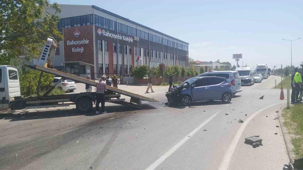 Kırklareli’de askeri bir araç ile otomobilin çarpması sonucu 3 askeri