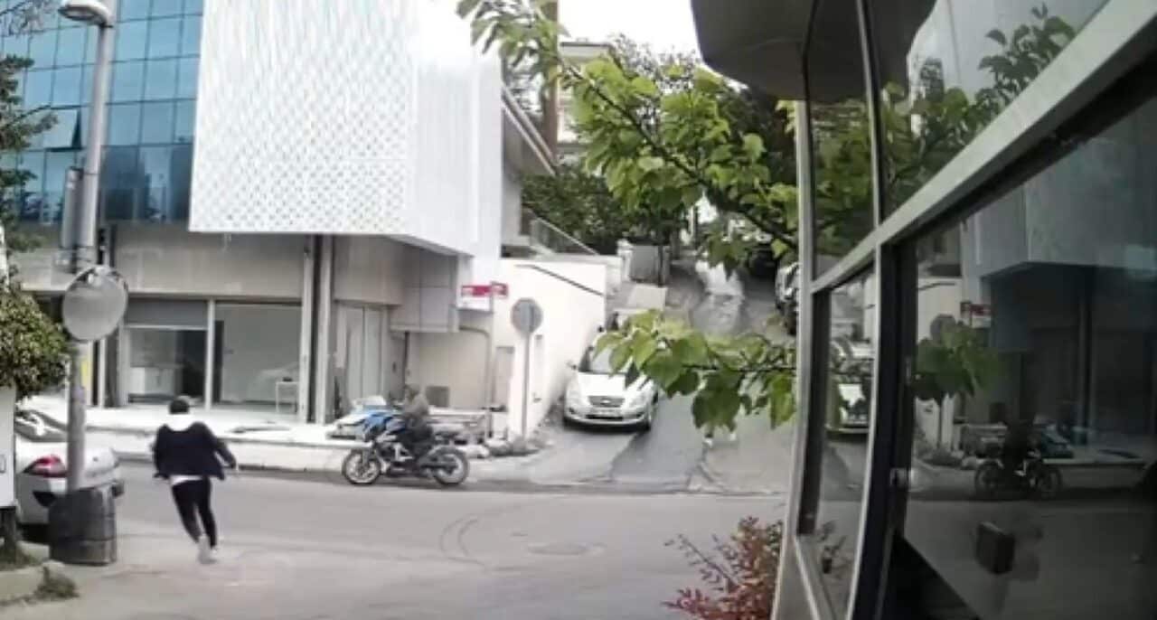 Ataşehir’de N.K. isimli kadının cep telefonu kapkaçla çalındı. İstanbul polisi,