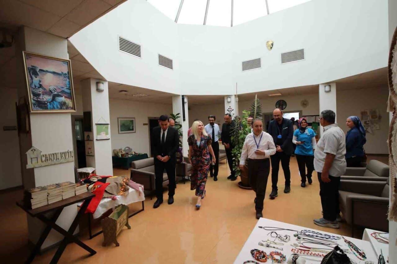 Akdeniz Üniversitesi Rektörü Prof. Dr. Özlenen Özkan, Psikiyatri Gündüz Hastanesi'nde