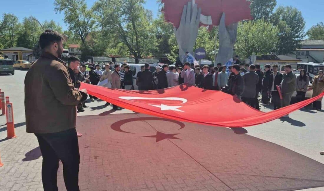 Bartın'da 3 Mayıs Türkçülük Günü kapsamında düzenlenen yürüyüşte, dev Türk