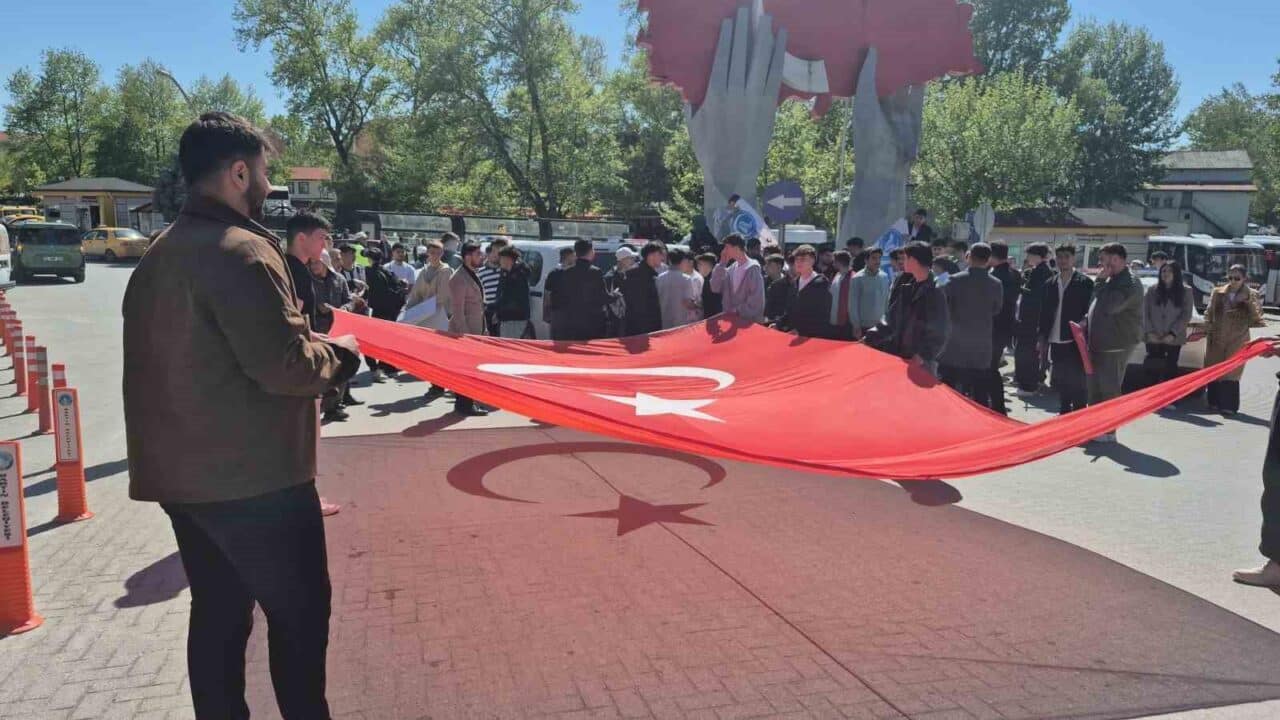 Bartın'da 3 Mayıs Türkçülük Günü kapsamında düzenlenen yürüyüşte, dev Türk