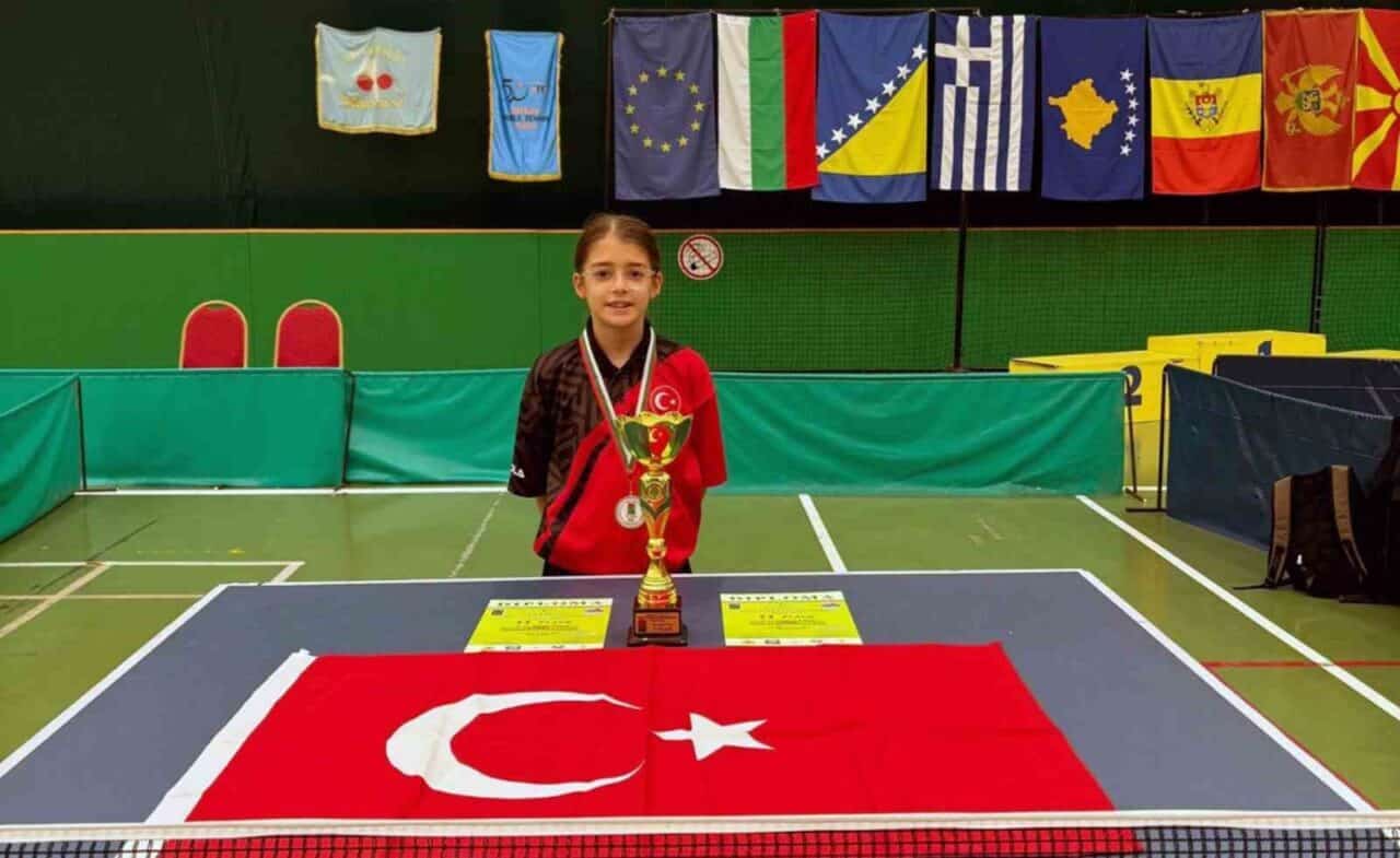 Masa Tenisinde uluslararası başarılarıyla dikkat çeken Aybige Feride Üstündağ, Bulgaristan'da