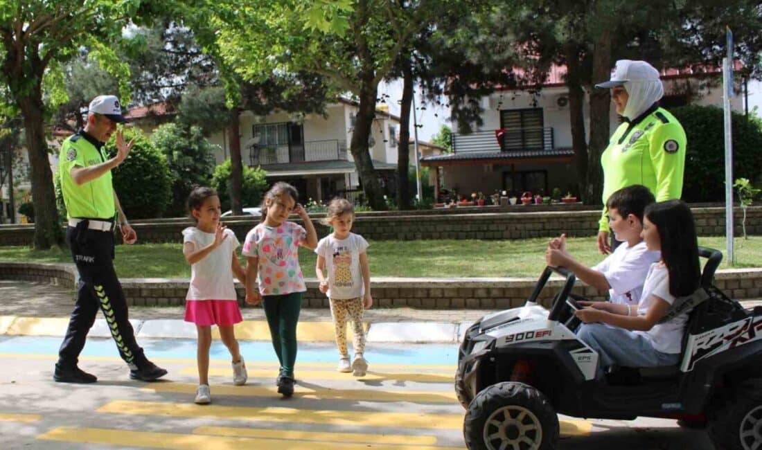 Aydın'da, trafik bilincini artırmak amacıyla 40 anasınıfı öğrencisine uygulamalı eğitim