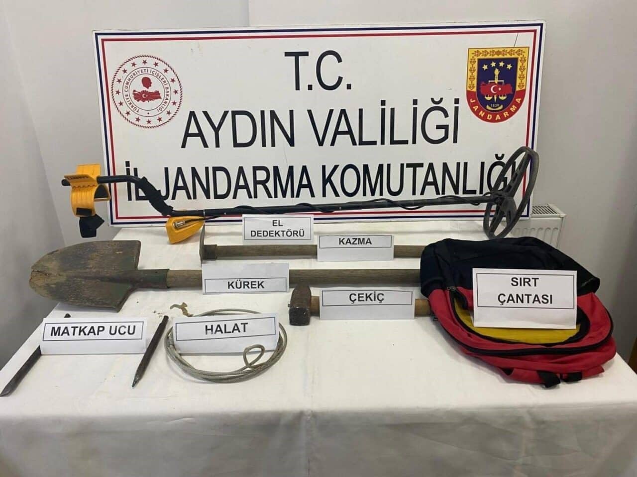 Aydın'ın İncirliova ilçesinde jandarma, izinsiz kazı yapan K.B. (27), T.B.