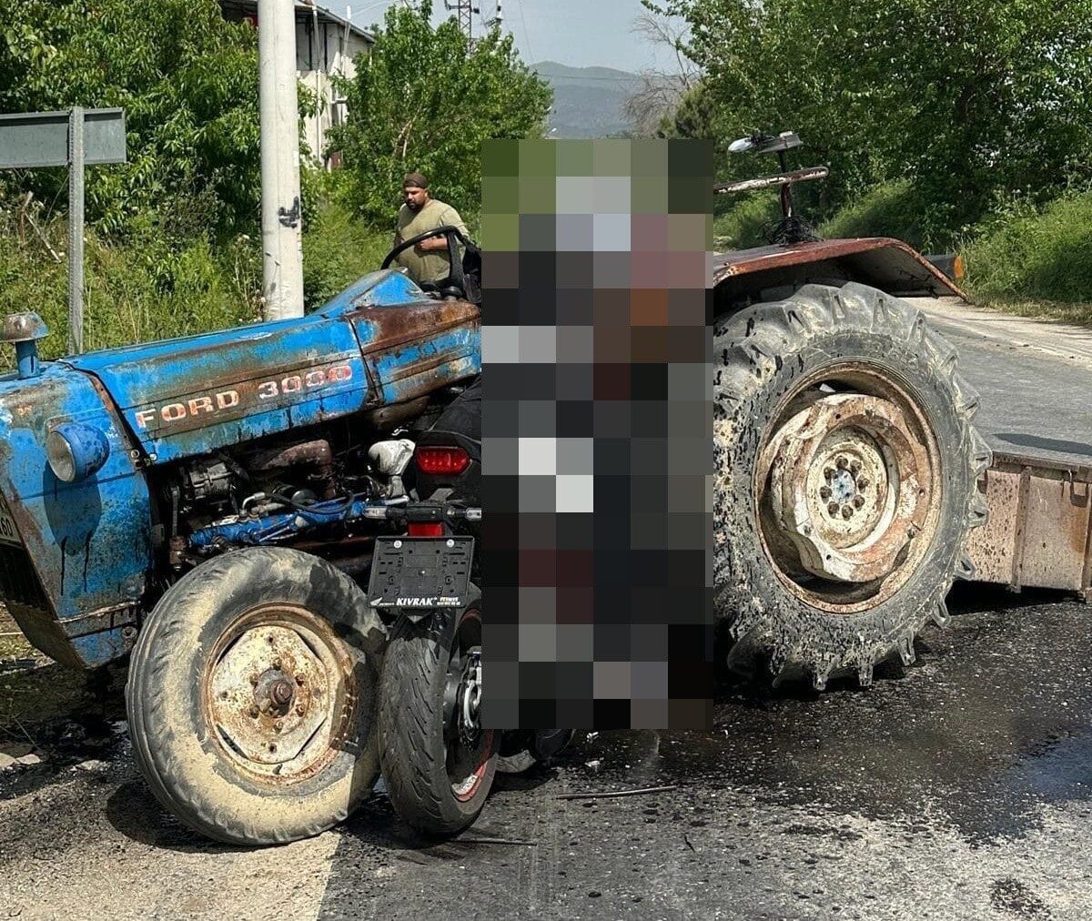 Aydın'ın Koçarlı ilçesinde motosiklet ve traktörün çarpışması sonucu üç kişi