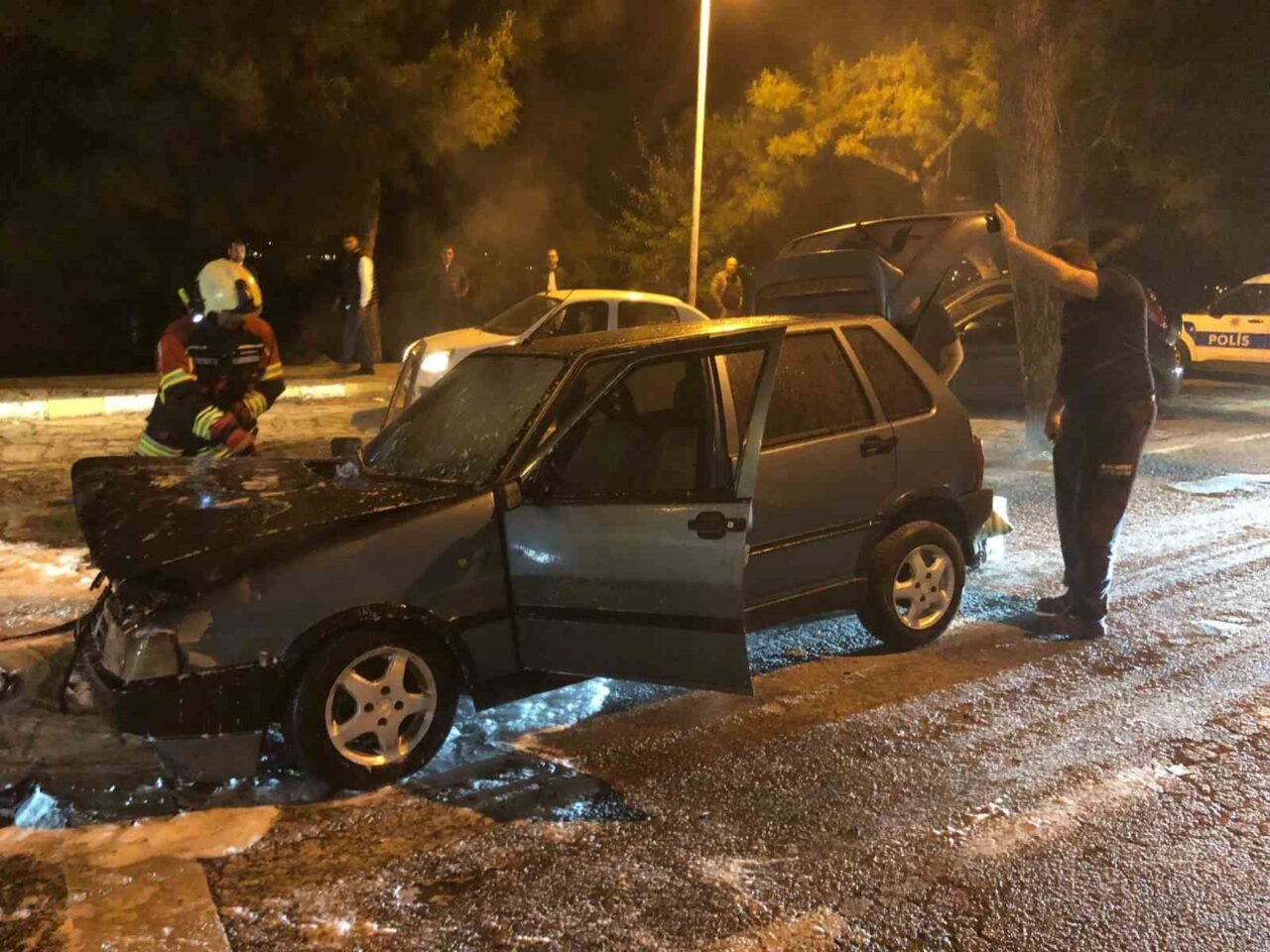 Balıkesir'in Ayvalık ilçesinde, Sefa Çamlık Mahallesi'nde park halindeki 10 YZ