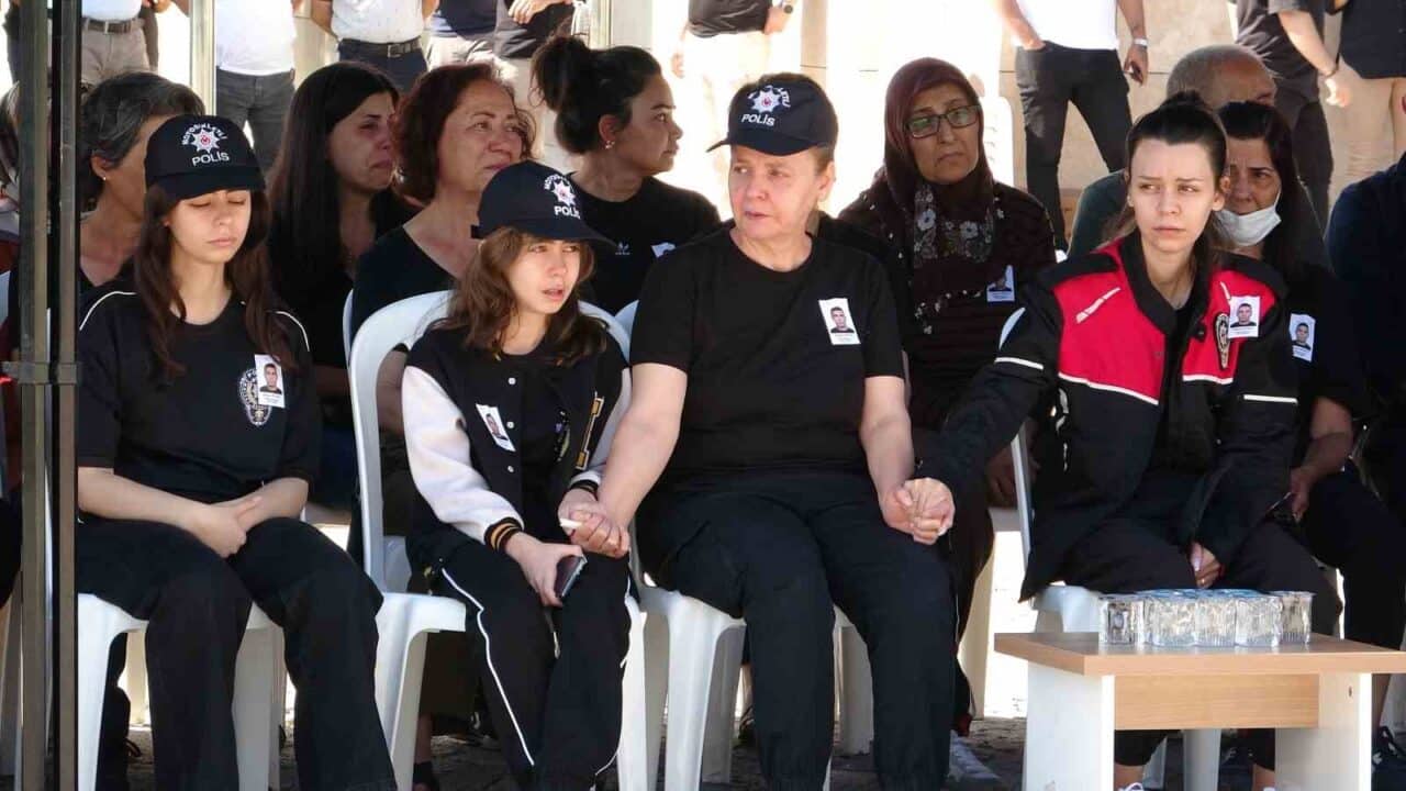 Antalya'da görevli polis memuru Yahya Süslü, evinde kalp krizi geçirerek