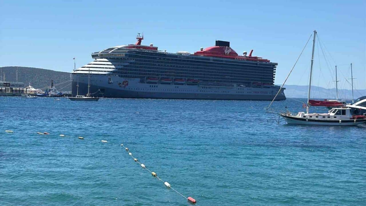 Bodrum, Bahamalar bayraklı 265 metrelik 'Resilient Lady' kruvaziyerini ağırladı. Gemide