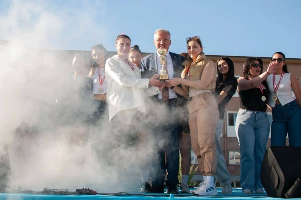 Erzincan Binali Yıldırım Üniversitesi'nde gerçekleşen Bahar Şenlikleri, spor müsabakalarıyla dolu