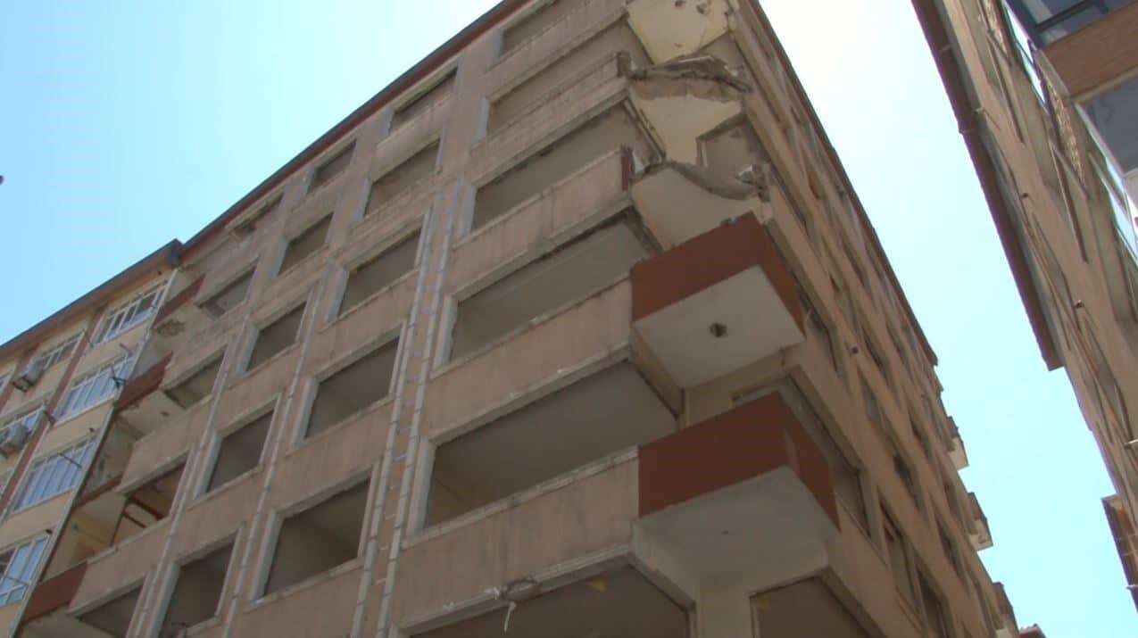İstanbul Bahçelievler'de yıkım aşamasındaki 7 katlı bir binanın iki balkonu,