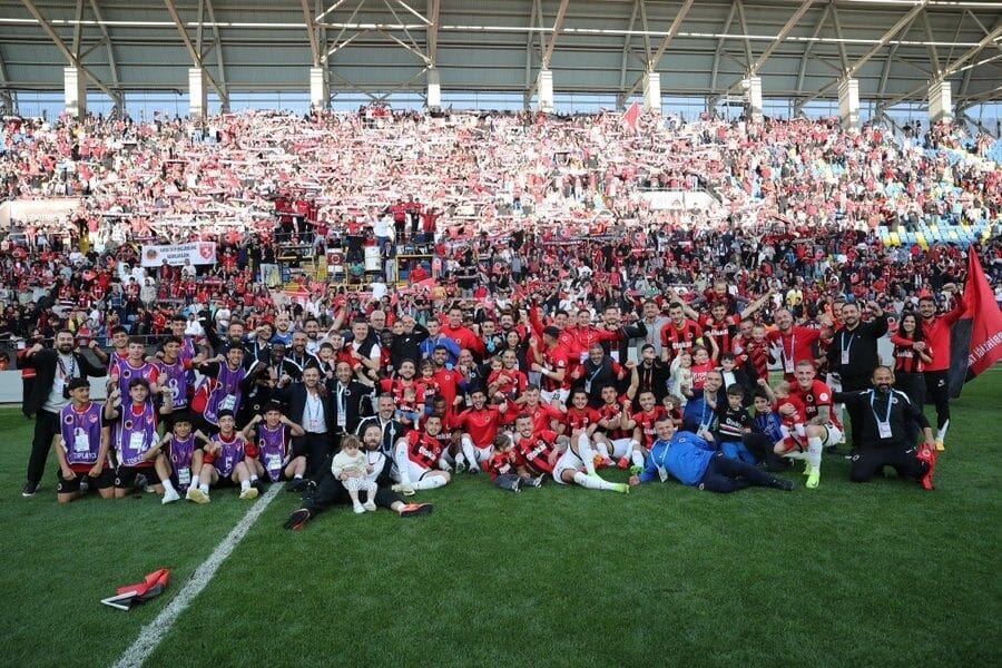 Gençlerbirliği’nin Süper Lig’e yükselişi Bakan Aşkın Bak’tan tebrik aldı Gençlik ve Spor Bakanı Osman Aşkın Bak, sosyal medyadan yaptığı
