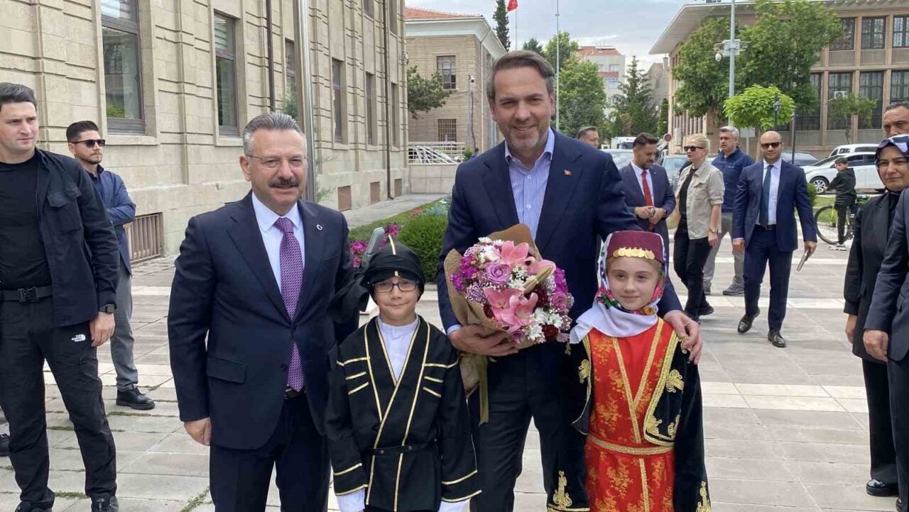 Enerji ve Tabii Kaynaklar Bakanı Alparslan Bayraktar, Eskişehir'de Valilik ziyareti