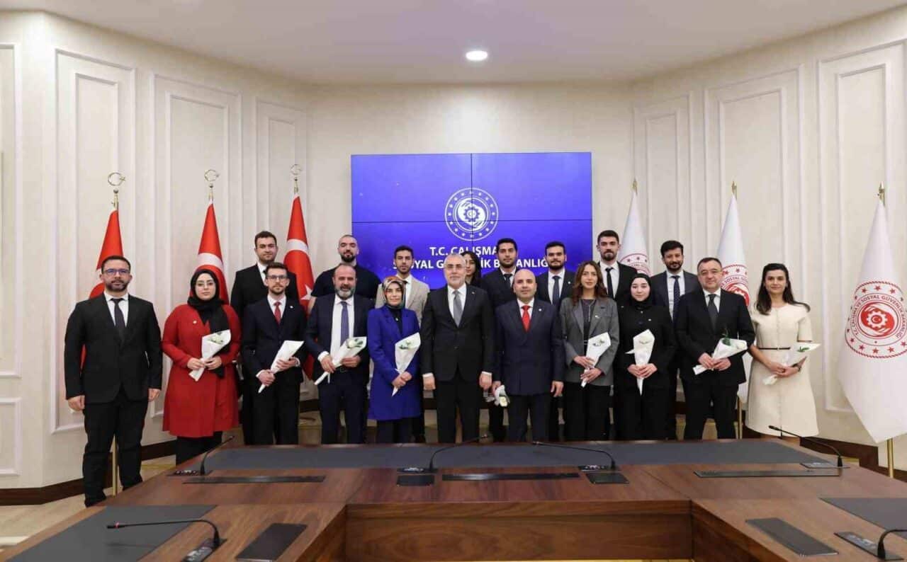 Çalışma ve Sosyal Güvenlik Bakanı Vedat Işıkhan, eczacılarla bir araya