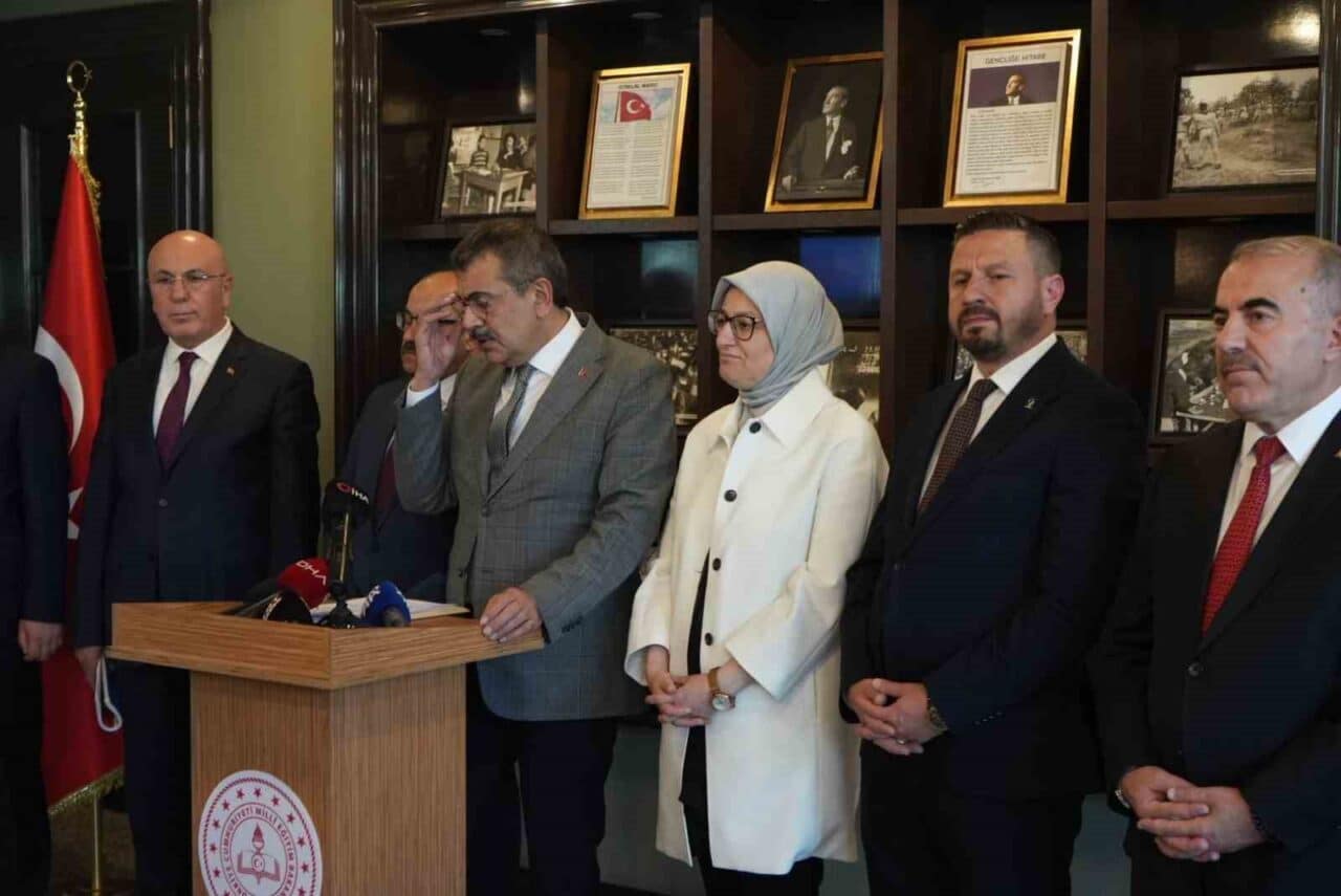 Milli Eğitim Bakanı Yusuf Tekin, Balıkesir'de gerçekleştirdiği toplantıda eğitim yatırımlarını