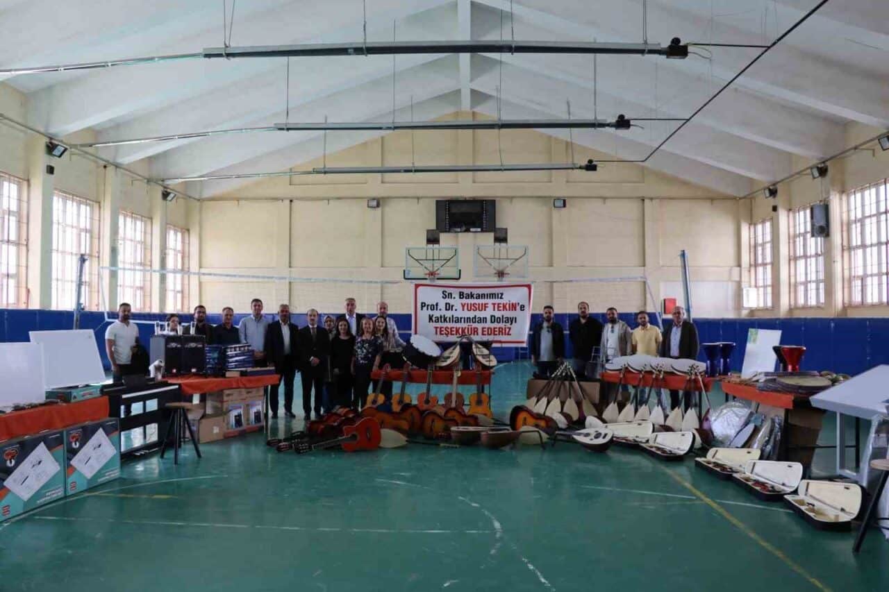 Erzurum'un Oltu ilçesindeki okullara Milli Eğitim Bakanı Yusuf Tekin'in desteğiyle